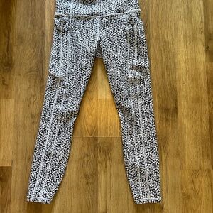 Athleta Salutation Stash II Textured Tight NWOT, Leggings, XS, Black White Print